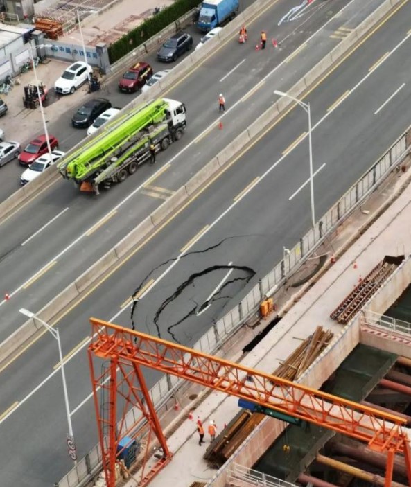 圍蔽處停有一輛混泥土天泵車，正在進(jìn)行路面作業(yè)